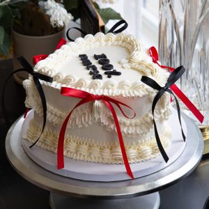 Signature 8" Vintage Lambeth (Heart) Cake